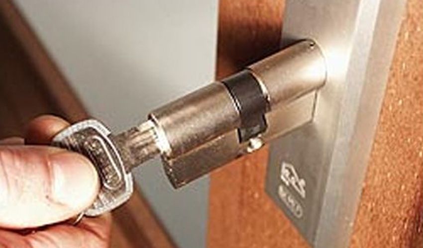 Monteur werkt aan een slot in een woning in Kerkrade